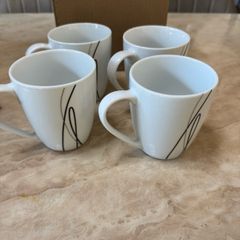 4 Porcelain Mugs