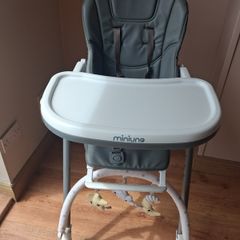 Miniuno Yumo plus 2 highchair and 5 bibado coveralls.