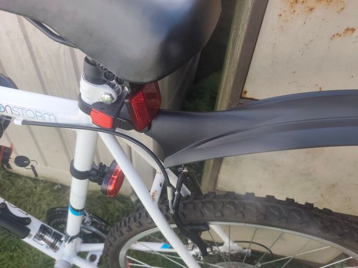 men's bike good condition equipped with extras, rear mudguard, front, rear light, pump, kickstand, lock ! no offer!