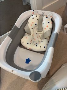 Baby bathtub with soft support cushion