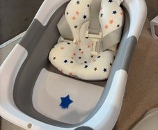 Baby bathtub with soft support cushion