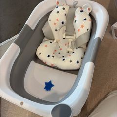 Baby bathtub with soft support cushion