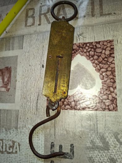 Salter Pocket Balance Hanging Scale. Brass Face and has a maximum capacity of 50 pounds.These scales were manufactured in England, frequently used for fishing or measuring household goods Postage Available or Collection