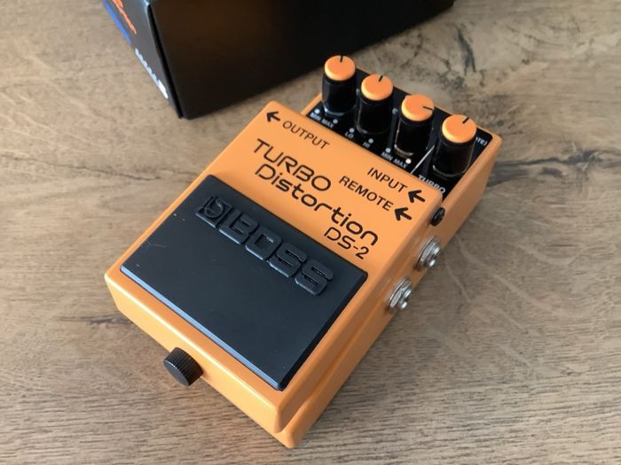 BOSS DS-2 Turbo Distortion effect pedal box
