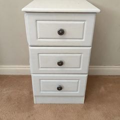 White 3-drawer chest / bedside
