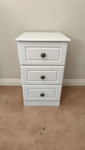 White 3-drawer chest / bedside
