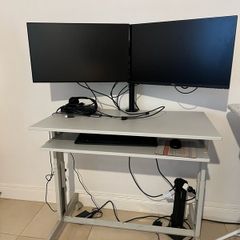 Adjustable work table