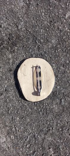 Vintage jewelry is sold individually for 5 to 10 euros