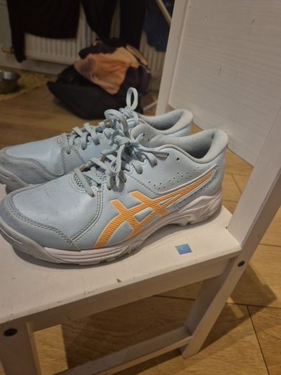 Hockey shoes