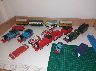 Thomas & Friends Train Bundle  Large Lot (Engines, Coaches & Wagons)