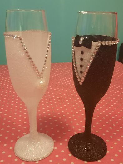 Glitter champagne flutes bride and groom
