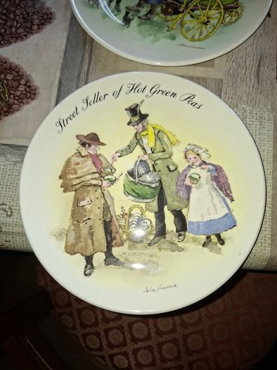 8 Beautiful Old Wedgwood Collectors Decorative Hanging Plates Price is for 1 Postage Available