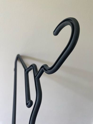 Black plastic hangers (50)