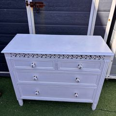 Chest of drawers