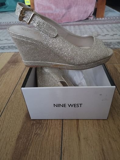 Nine West gold ladies shoe. Size 6/39. Never worn. Original box and packaging.