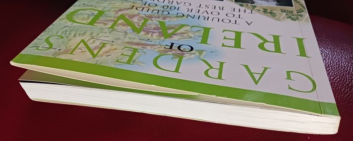 Gardens of Ireland/ A Touring Guide to over 100 Gardens/ 2001