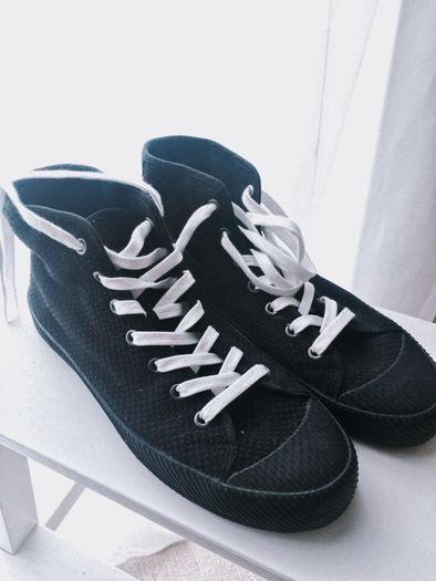 Brand New PULL&BEAR black hi-top trainers size 44