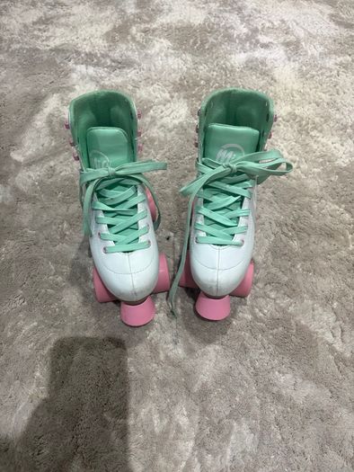 Mia roller skates