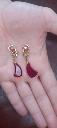 Vintage jewelry is sold individually for 5 to 10 euros
