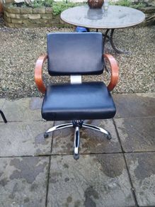 Hairdressing chair for wash basin