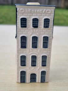 Collector's miniature house no. 27 from the KLM Delft Blue series