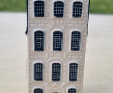 Collector's miniature house no. 27 from the KLM Delft Blue series