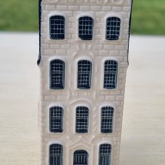 Collector's miniature house no. 27 from the KLM Delft Blue series