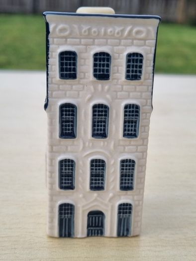 Collector's miniature house no. 27 from the KLM Delft Blue series