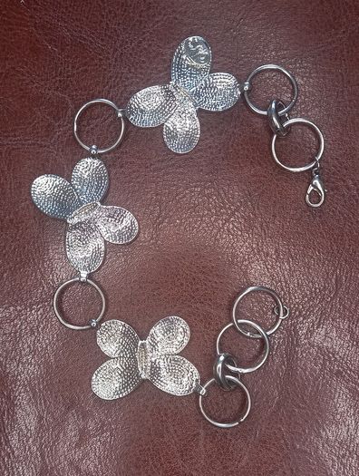 Vintage jewelry is sold individually for 5 to 10 euros