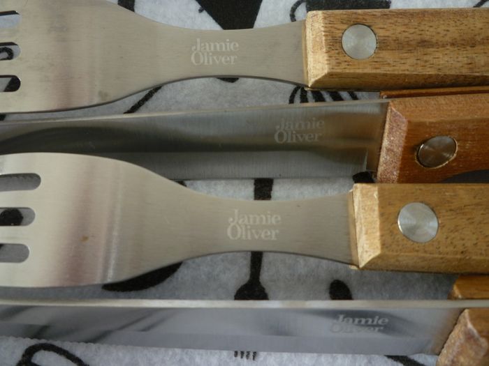 JAMIE OLIVER FRYING PAN BY TEFAL. Large Deep Frying or Omelette Pan.  Professional Series. WITH Jamie Oliver 4 piece steak cutlery set. Very Good Condition.