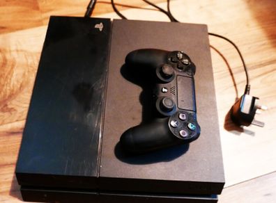 Sony PlayStation 4 PS4 500 GB (System Software 11.00) (works well)