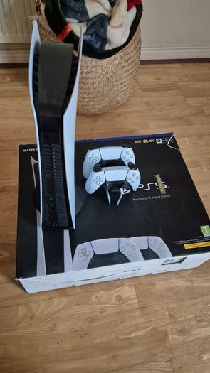 PlayStation 5 digital edition 2 controllers
