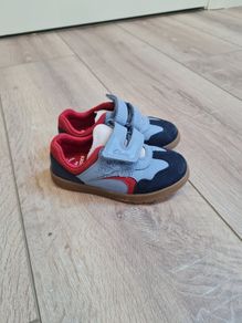 Clarks kid shoes size 6.5G (like new)