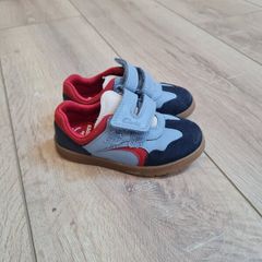 Clarks kid shoes size 6.5G (like new)