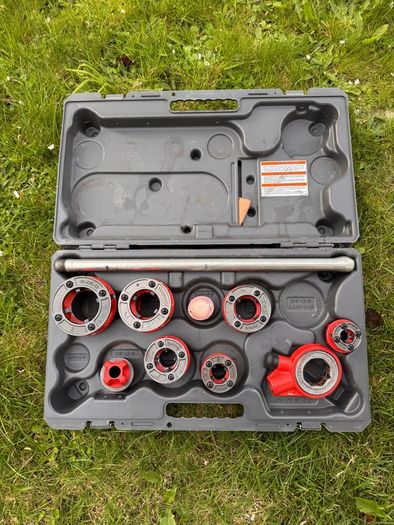 Rigid pipe threading set