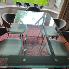 Calagaris table and chairs