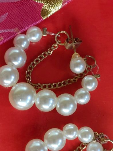 Jewellery pearl style earrings