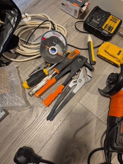Dewalt 18v brushless with few other bits