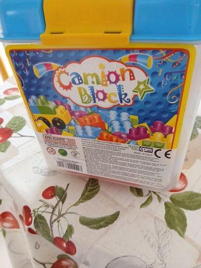 children building blocks