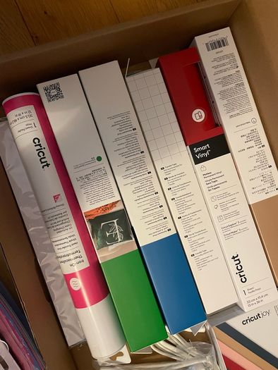 Cricut Maker 4 plus extra blades, cutting mats and stuff