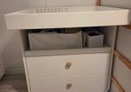 changing table / dresser