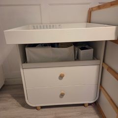 changing table / dresser