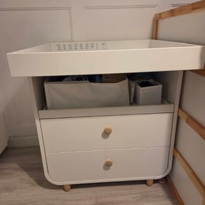 changing table / dresser