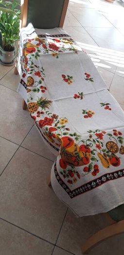 Stunning New Unused Modern Era Fine Linen Hand Printed Tablecloth 52 x 52 inches