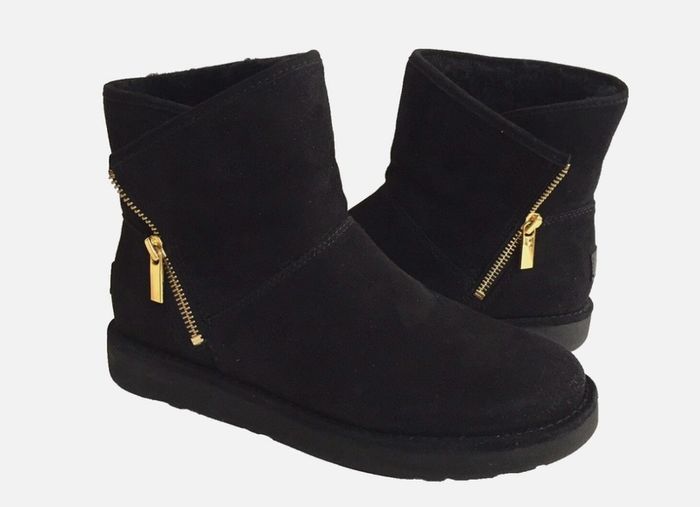 uggs Genuine brand new in their box never worn unwanted gift cost over 200 will sell for 110 euro
