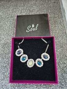 beautiful dress silver/gems/diamond necklace