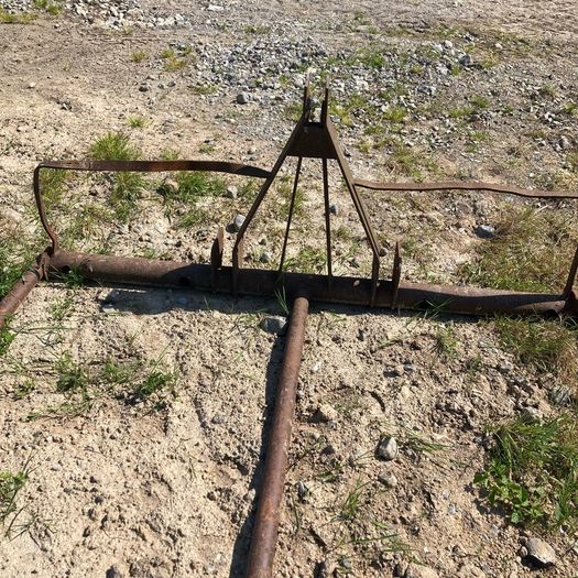 Round bale carrier
