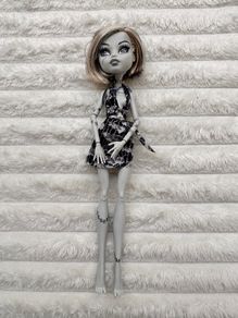Mattel Monster High Skull Shores 2008 Black and White Frankie Stein Glue Hair Legs a bit loose (between body and legs) Used Please see photos