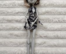 Mattel Monster High Skull Shores 2008 Black and White Frankie Stein Glue Hair Legs a bit loose (between body and legs) Used Please see photos