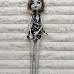 Mattel Monster High Skull Shores 2008 Black and White Frankie Stein Glue Hair Legs a bit loose (between body and legs) Used Please see photos